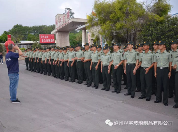 嘉明部队官兵参观访问南宫体育网站玻璃