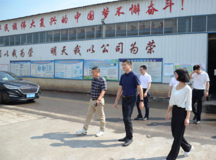 泸县县委书记肖刚一行莅临南宫体育网站集团总部基地调研