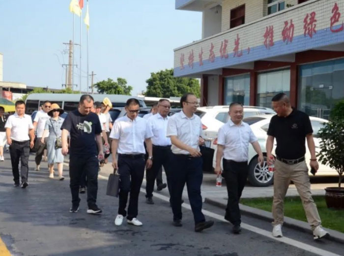 叙永县委常委申刚一行莅临南宫体育网站集团总部基地调研