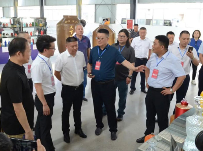倡导文化融合 促进产业融合｜隆昌市陶瓷产业高质量发展研讨会走进南宫体育网站实业基地