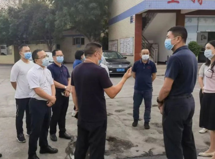 泸县县委书记肖刚一行莅临南宫体育网站集团总部基地调研