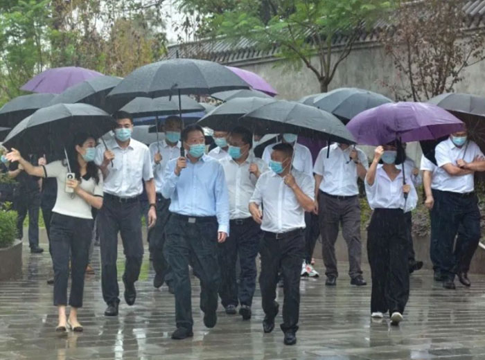 政府关怀｜泸州市委书记杨林兴一行莅临南宫体育网站集团总部基地调研